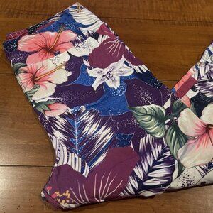Ladies Buttery Soft Capri Leggings- Purple Hawaiian- One Size